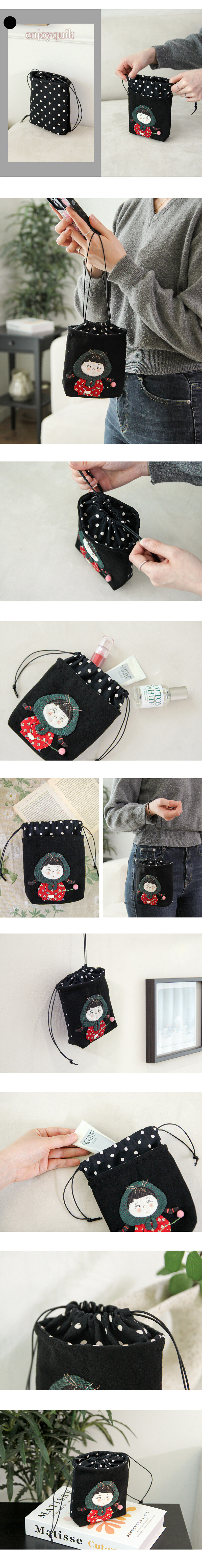 딸기소녀스트링파우치활용컷,손에든미니파우치,조리개끈여밈,앞면아플리케와뒷면도트원단디자인